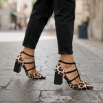 Elegantní boty na podpatku s leopardím vzorem — pohled 2