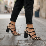 Elegantní boty na podpatku s leopardím vzorem — pohled 2