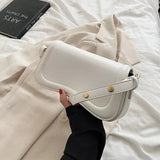 Kabelka z veganské kůže Cadence Wavy Flap — pohled 5