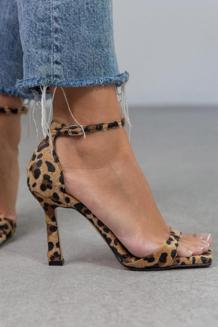 Sandály na vysokém podpatku Hinewai s leopardím vzorem — pohled 4