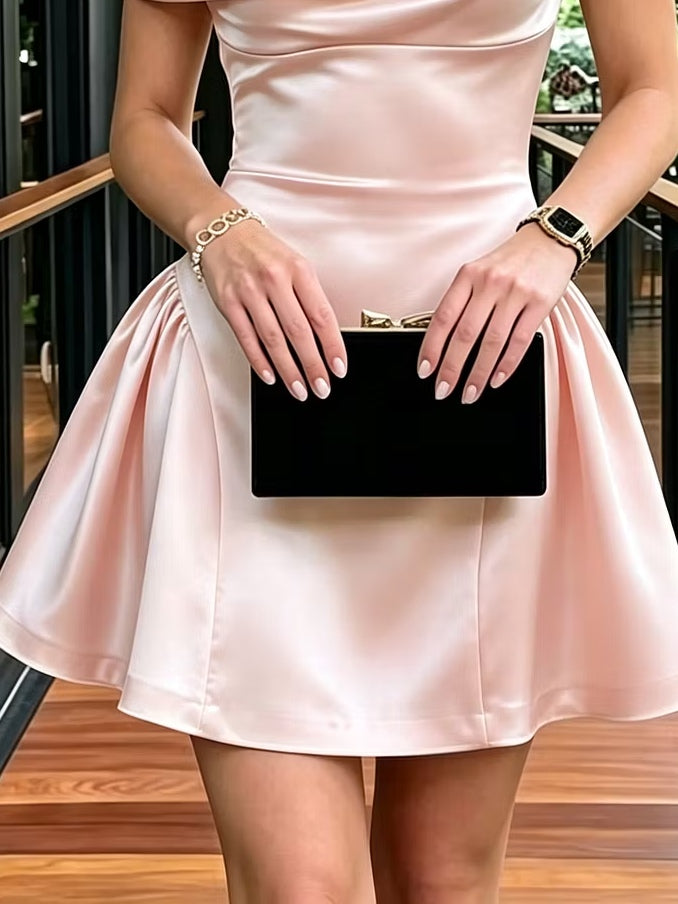 Růžové saténové mini šaty s asymetrickým drapovaným ramenem — pohled 3