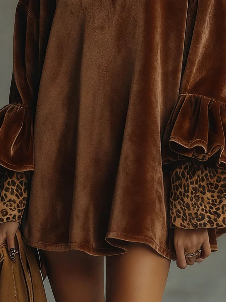 Mini šaty se sametovými manžetami a leopardím vzorem — pohled 3