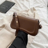 Kabelka z veganské kůže Cadence Wavy Flap — pohled 9