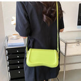 Kabelka z veganské kůže Cadence Wavy Flap — pohled 7